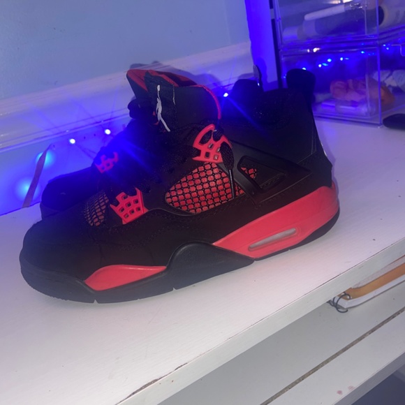 Red thunder Jordan 4s size 7 - Picture 3 of 4